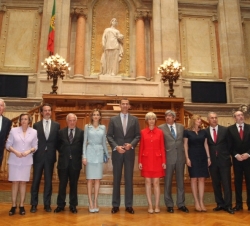 Fotografía de grupo de Sus Majetades los Reyes en la Asamblea de la República Portuguesa
